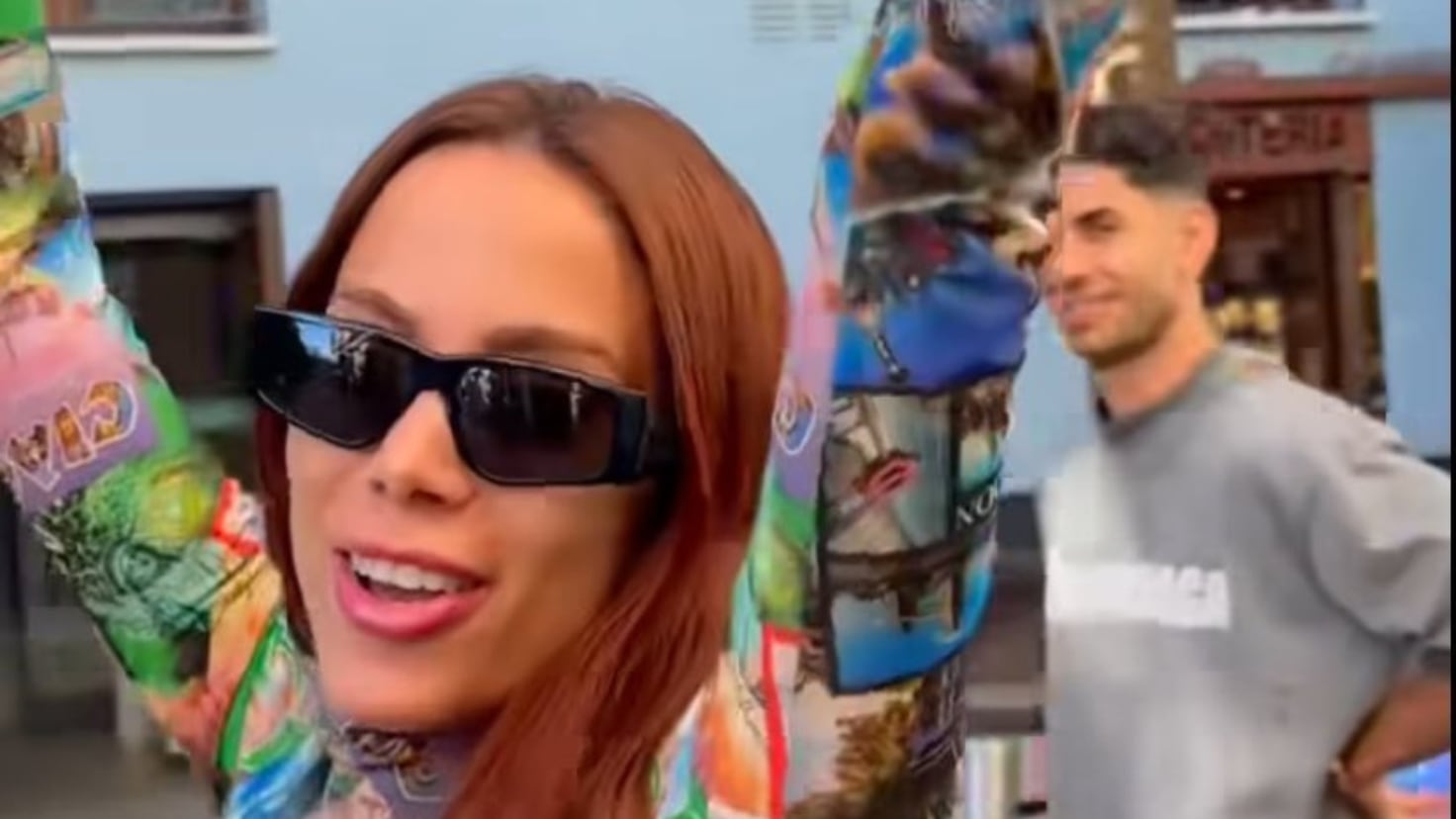 Anitta and Ayoze Prez, together through the streets of Seville

