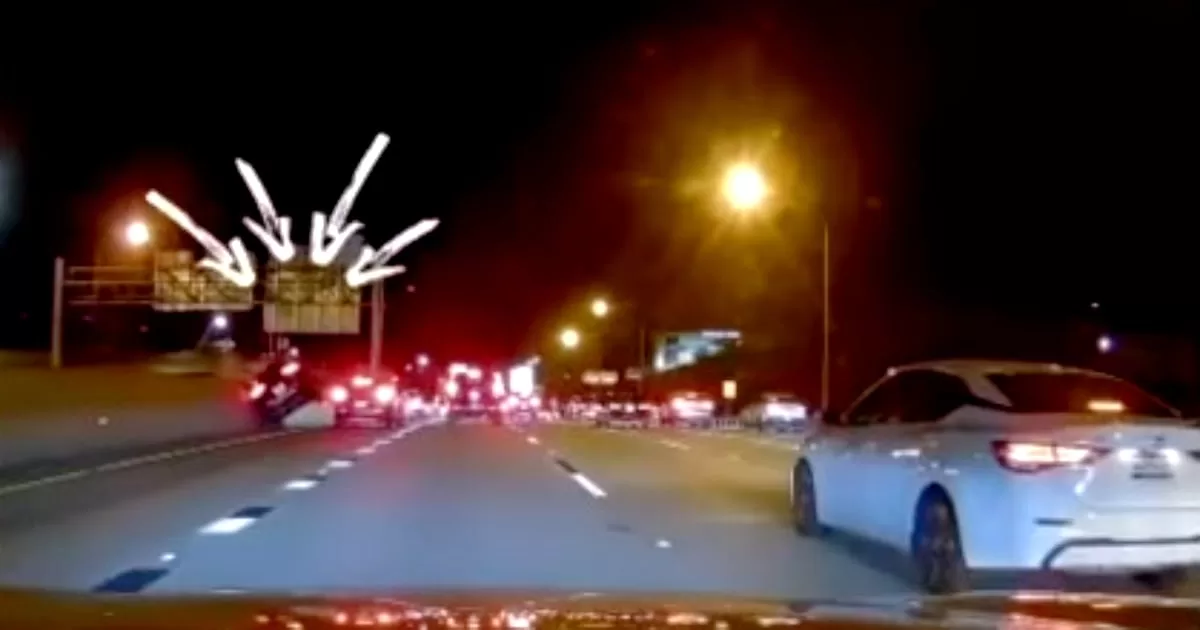 Driver loses control of his car and crashes into several vehicles on the Miami highway
