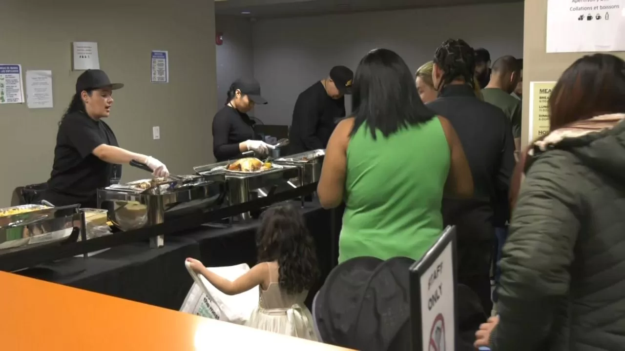 Migrants in shelters celebrate Thanksgiving dinner
