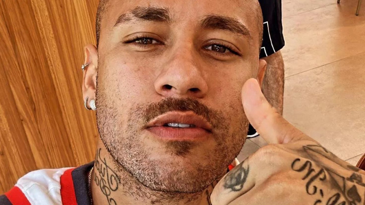 Neymar shaves his head and sweeps social networks
