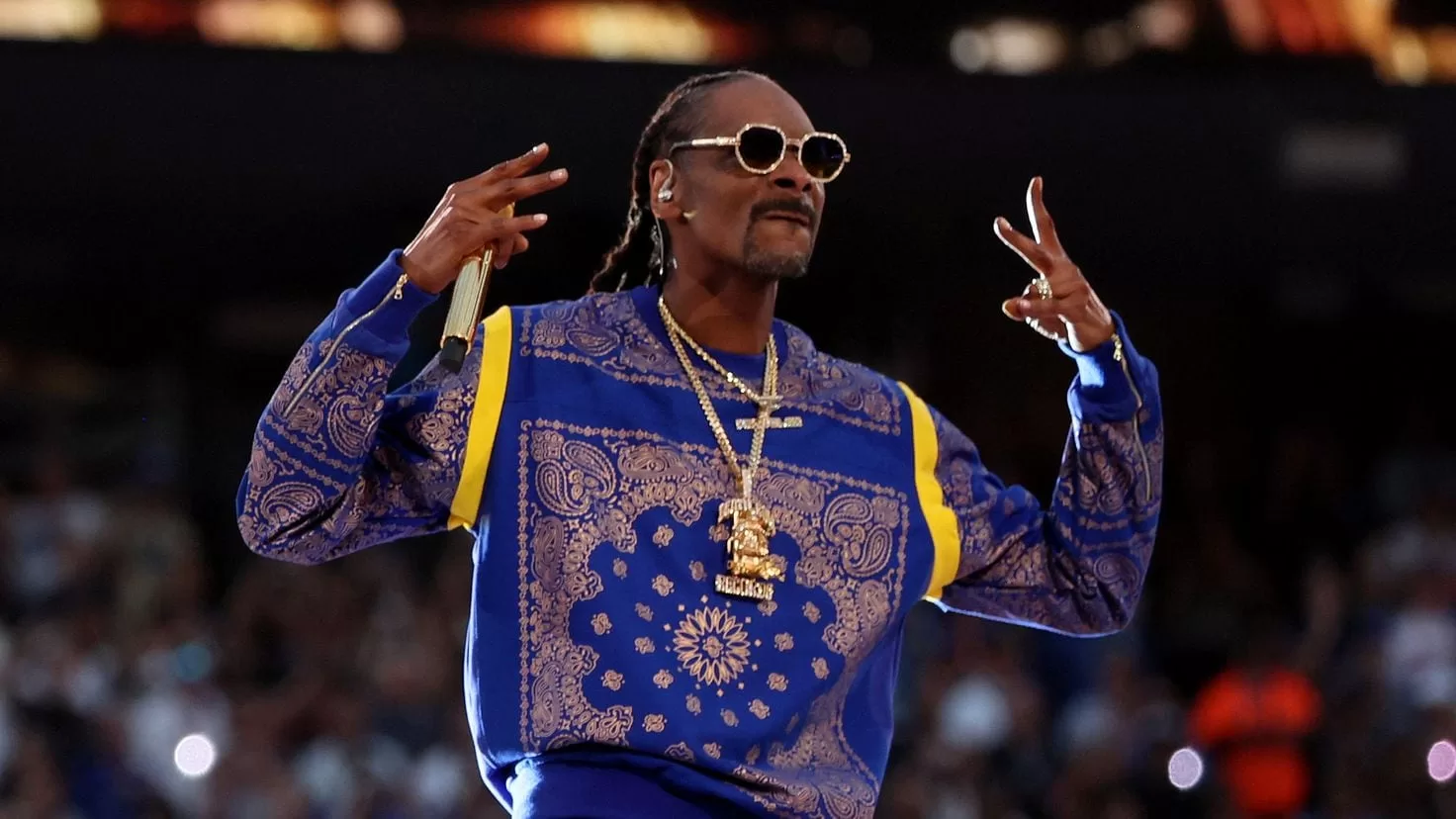 Snoop Dogg publicly announces that he is quitting marijuana
