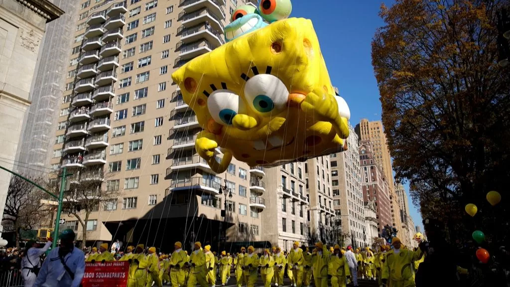 Thanksgiving Day parade begins in New York
