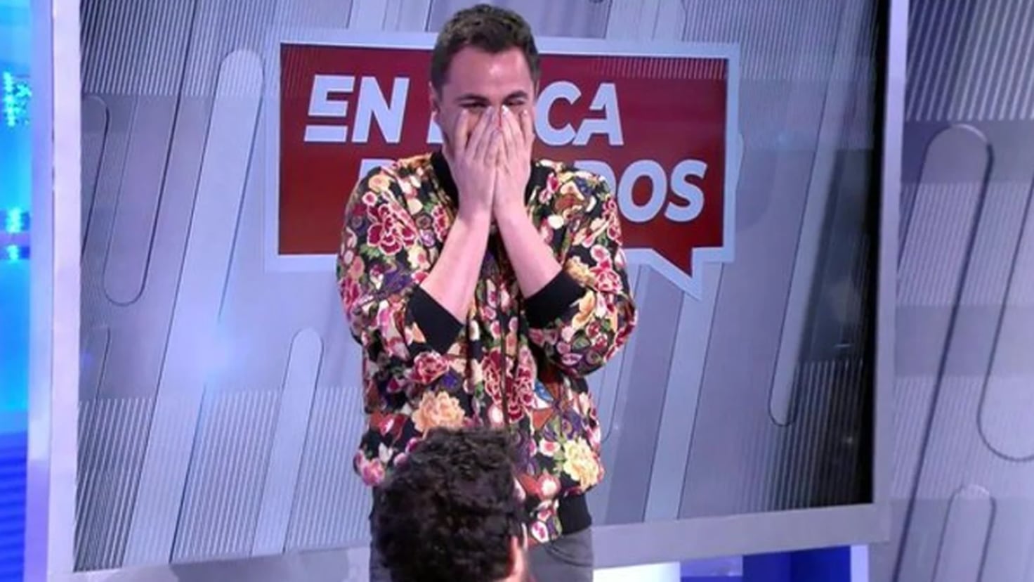 They propose to a Cuatro reporter live: I only cry
