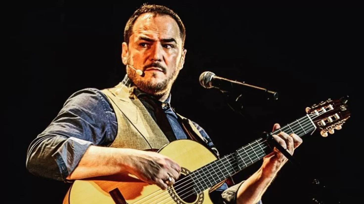 Who is Ismael Serrano, the singer who corrected Alberto Nez Feijo?
