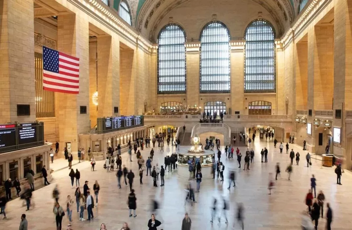 2 Teenage Girls Stabbed Inside Grand Central on Christmas by Man