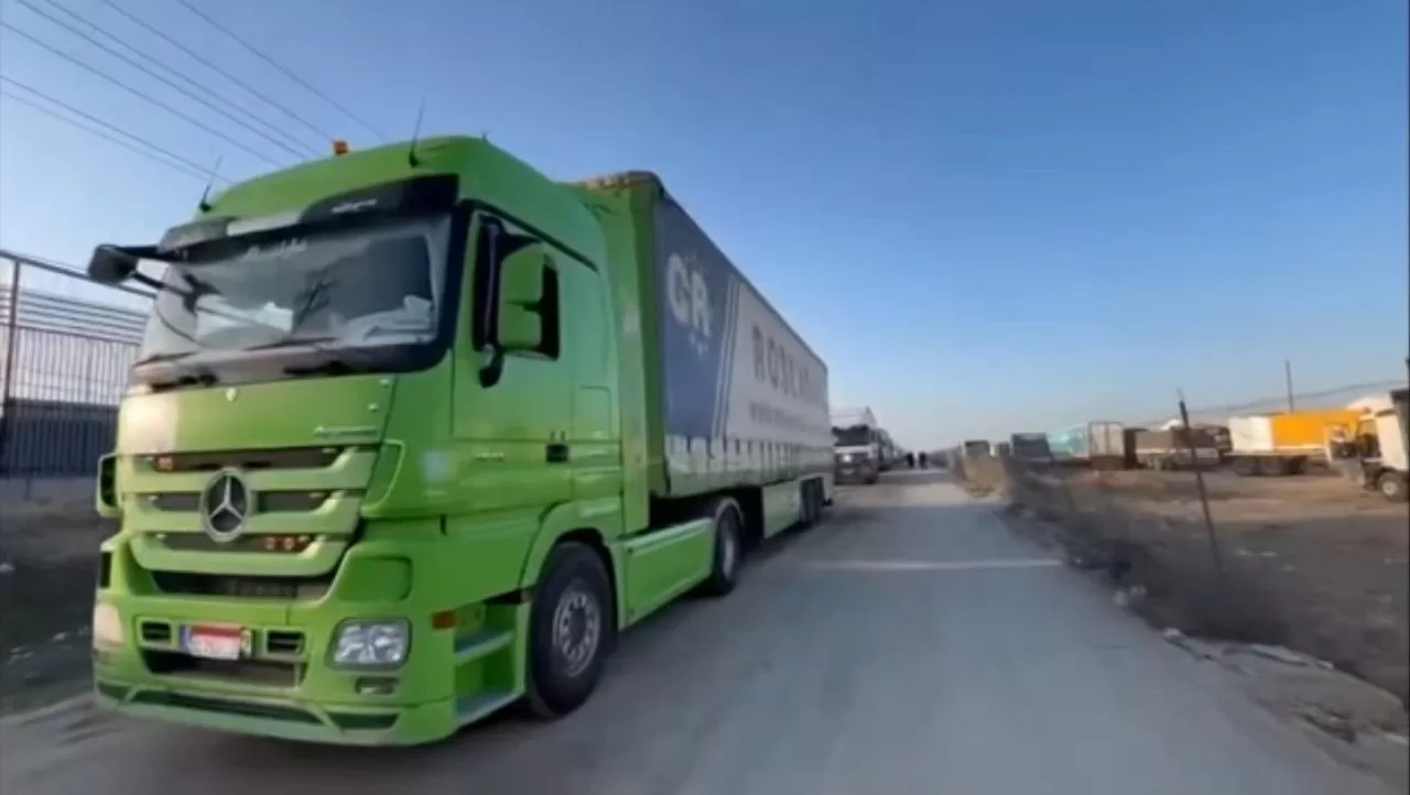 Aid trucks arrive in Gaza as fighting resumes
