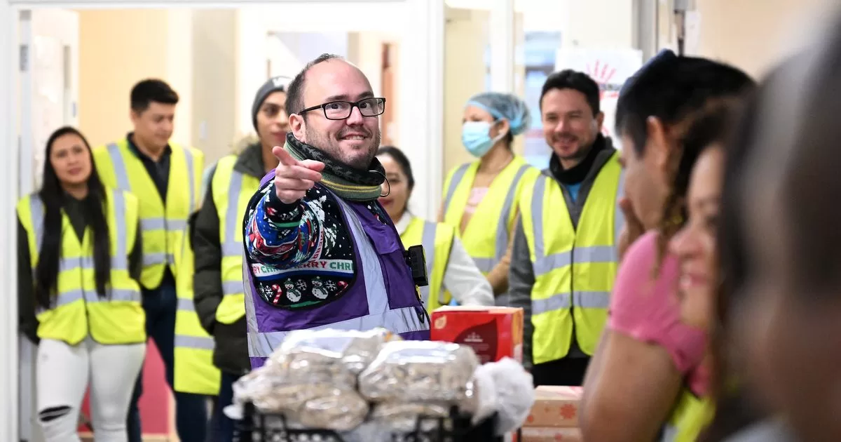 Buckingham Palace chef donates food to those in need
