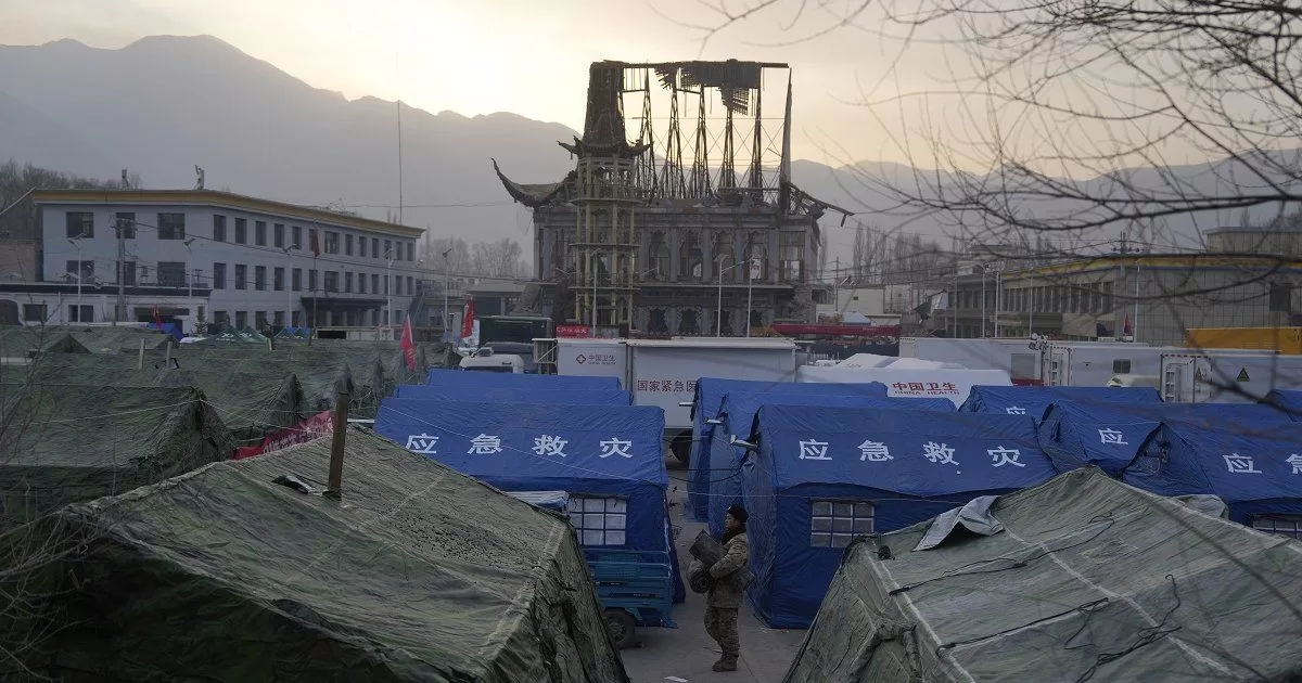 China erects temporary housing for earthquake survivors
