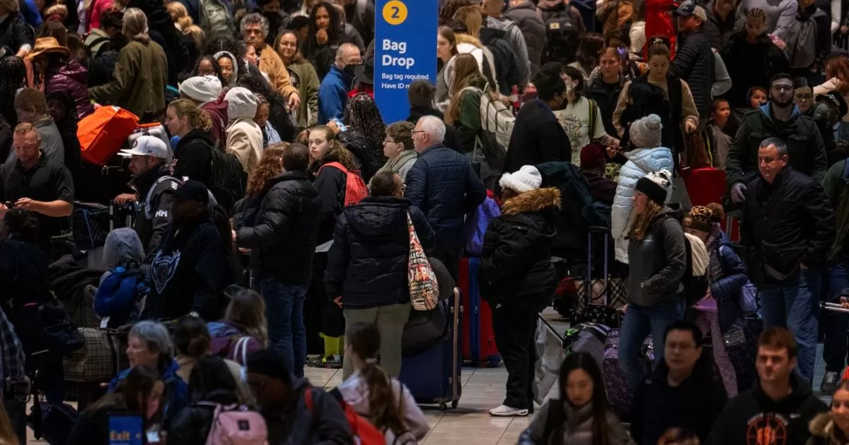 Christmas season begins with few delays at US airports
