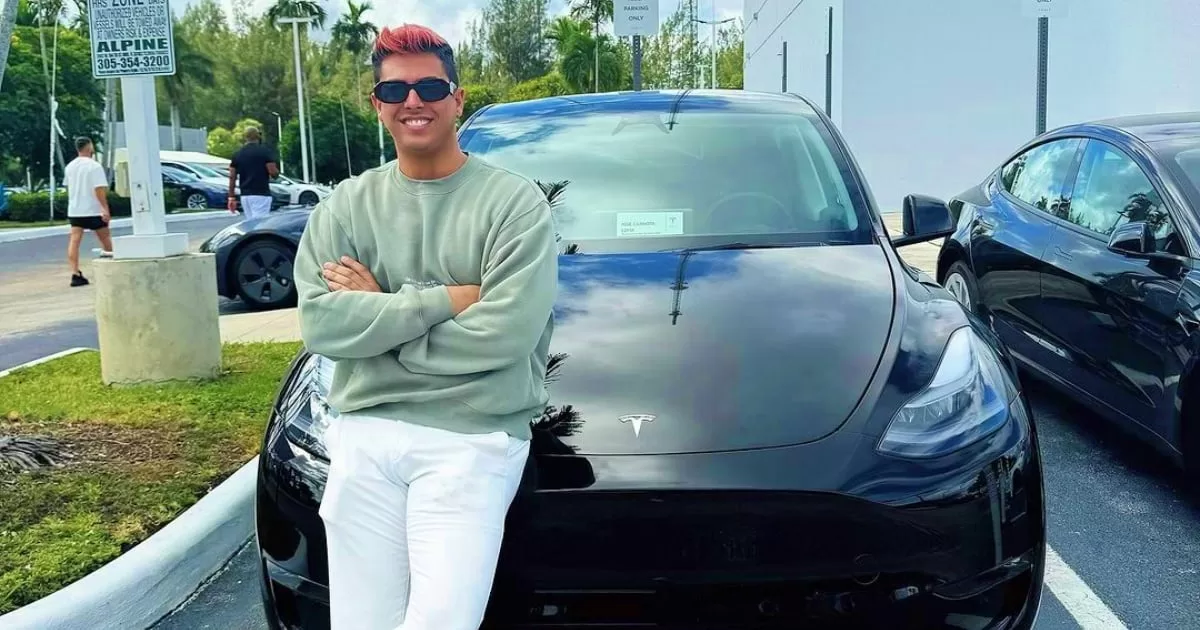 Cuban influencer Carnota "happy" after buying a Tesla in Miami
