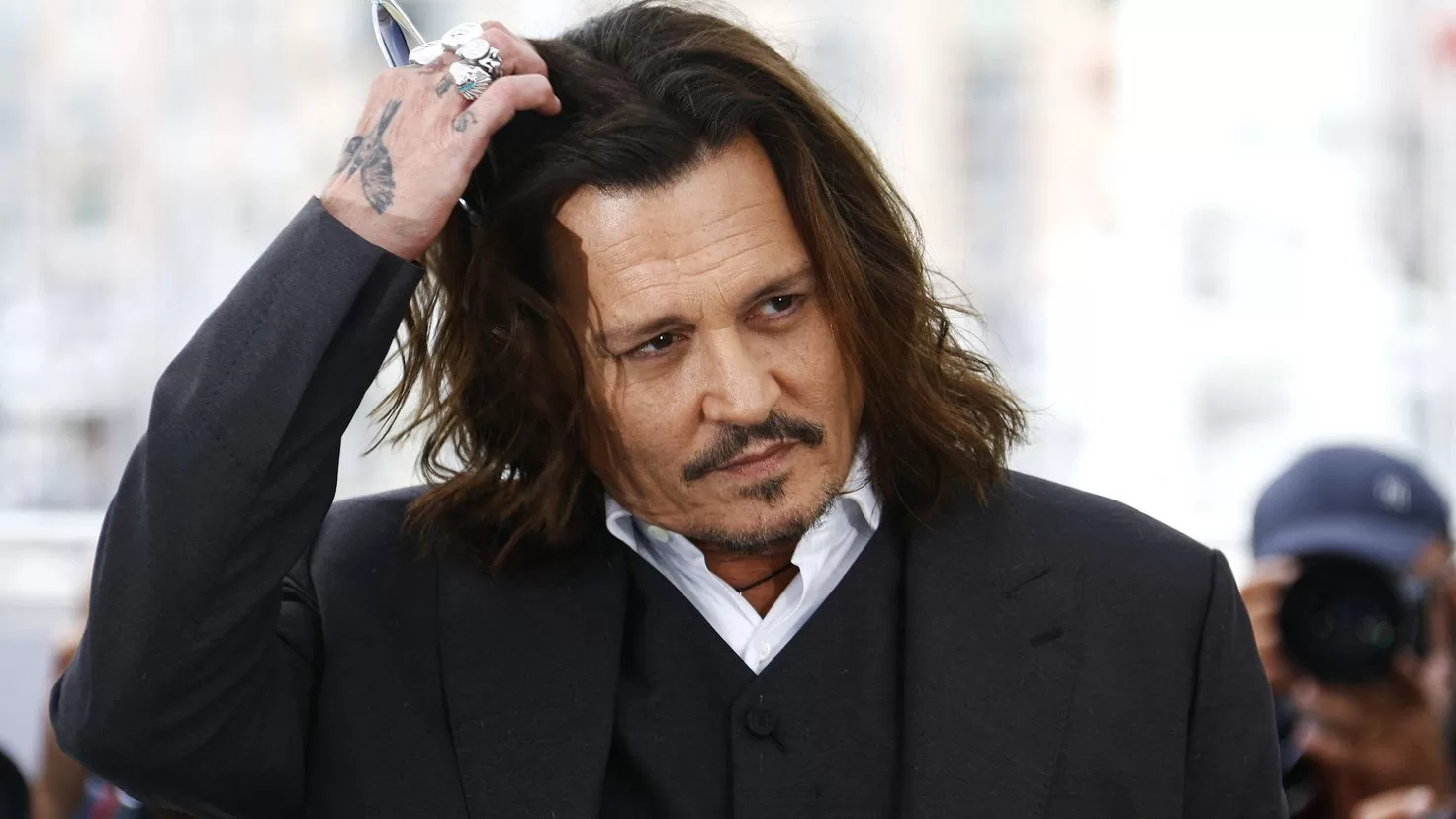 Devastated Johnny Depp carries Shane MacGowan's coffin on his shoulders
