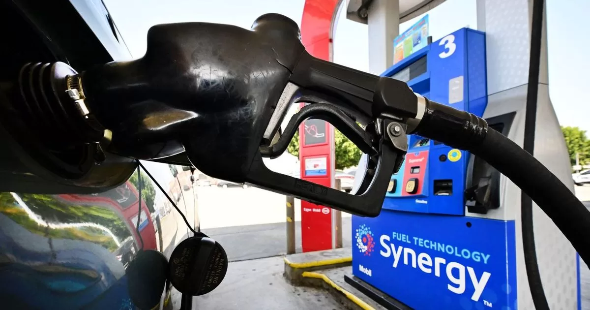 Gasoline prices drop to annual lows
