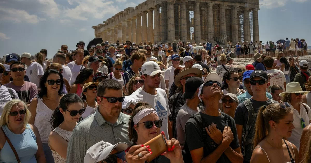 Greece plans to offer exclusive guided tours of the ancient Acropolis

