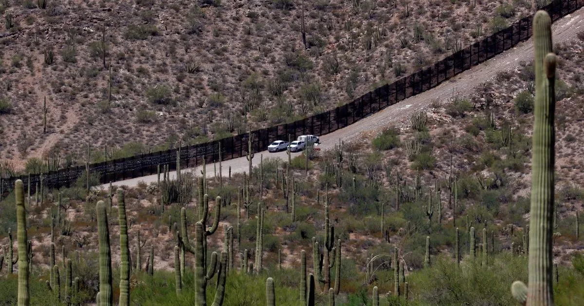 Immigration wave overwhelms authorities at Arizona border
