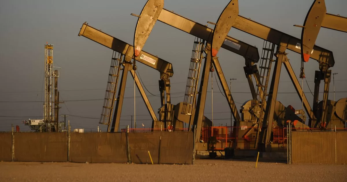 Oil closes the year with depressed prices
