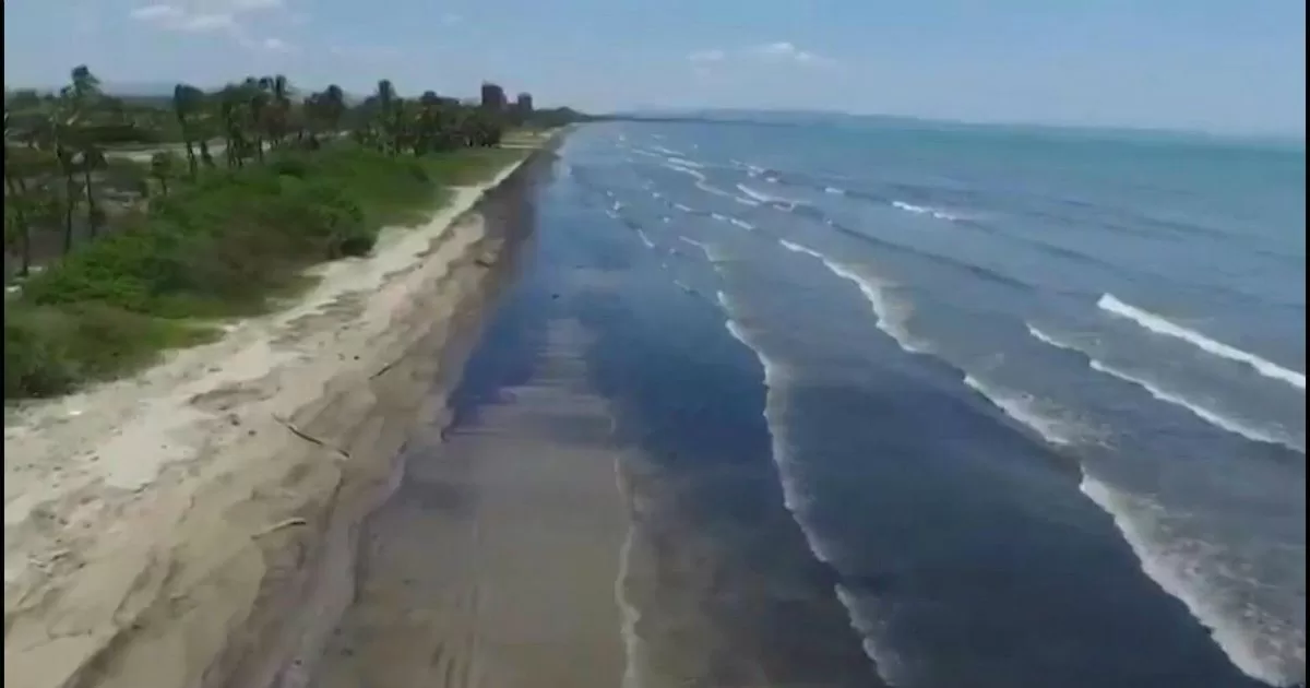Oil spill affects part of the coast of Venezuela
