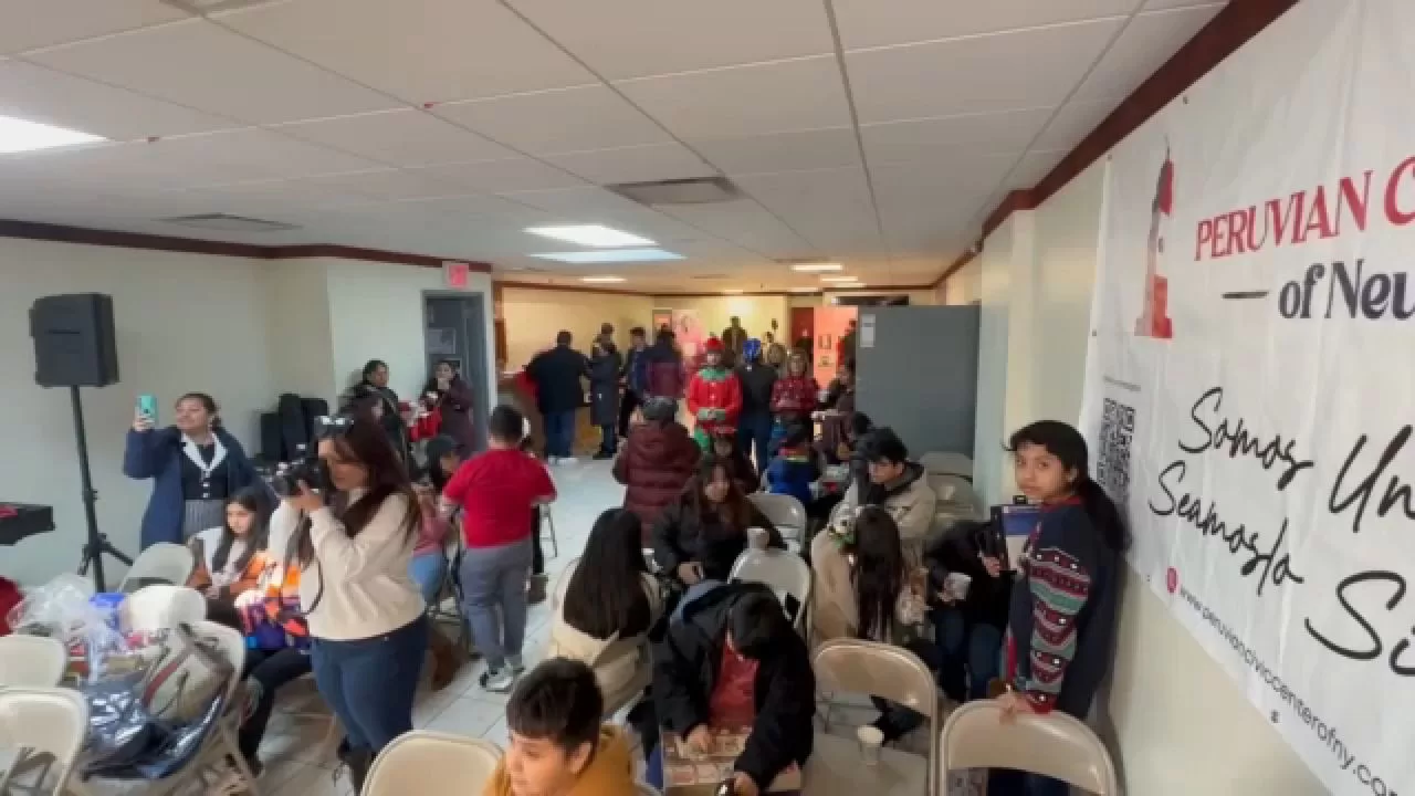 Peruvian Civic Center delivers toys in Christmas activity
