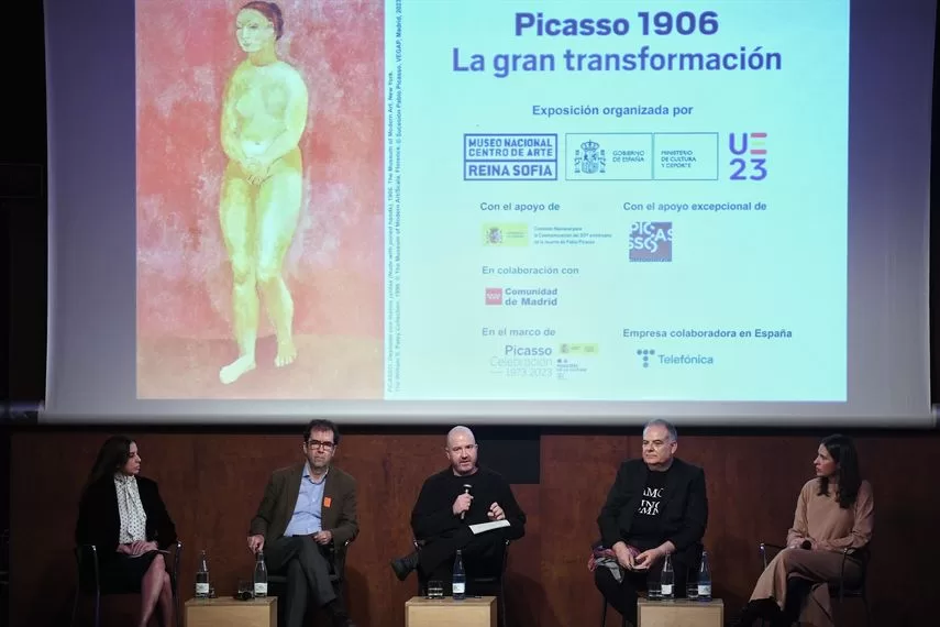 The director of the Reina Sofia, Manuel Segade (center), offers a press conference during the presentation of the exhibition Picasso 1906. The great transformation.