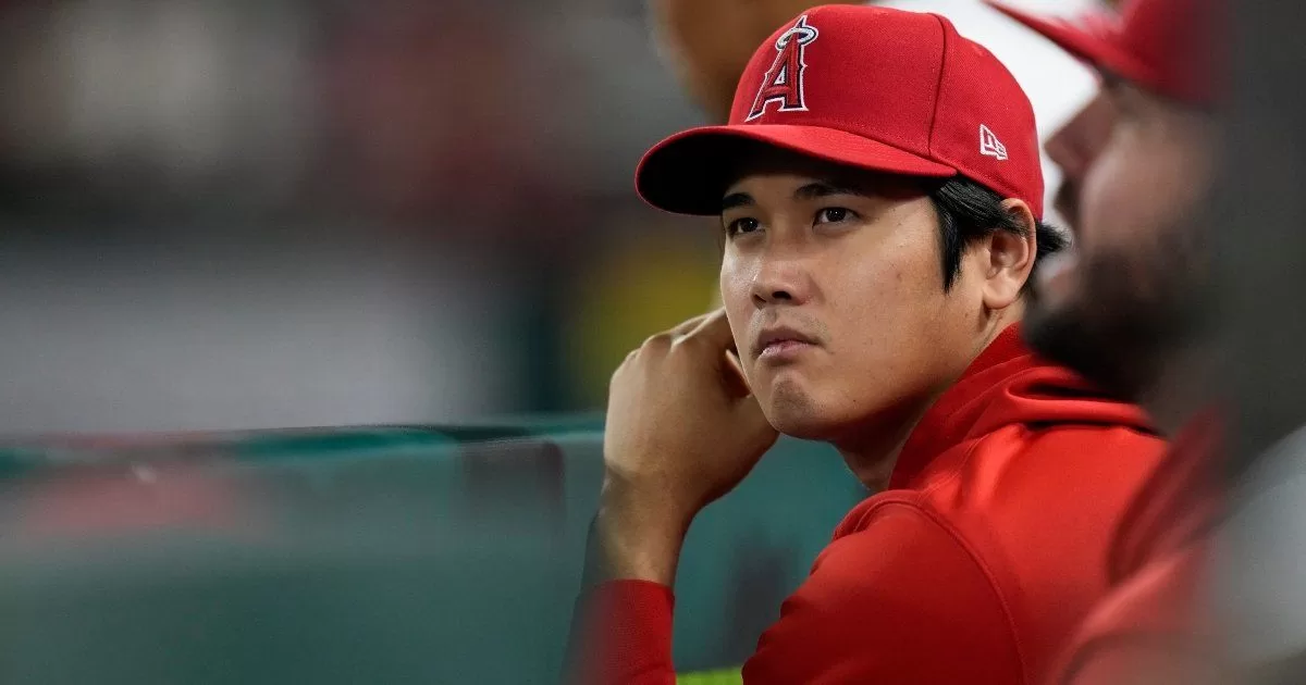 Shohei Ohtani approaches Dodgers after meeting with manager Dave Roberts
