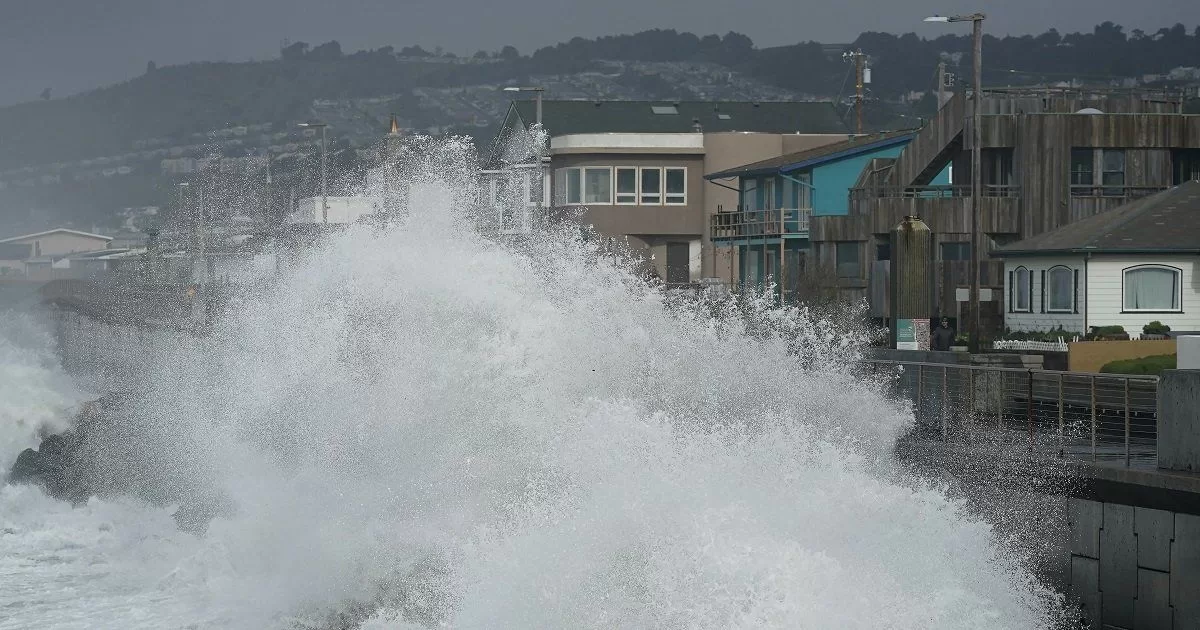 Storm with giant waves leaves injuries and floods on the southern California coast
