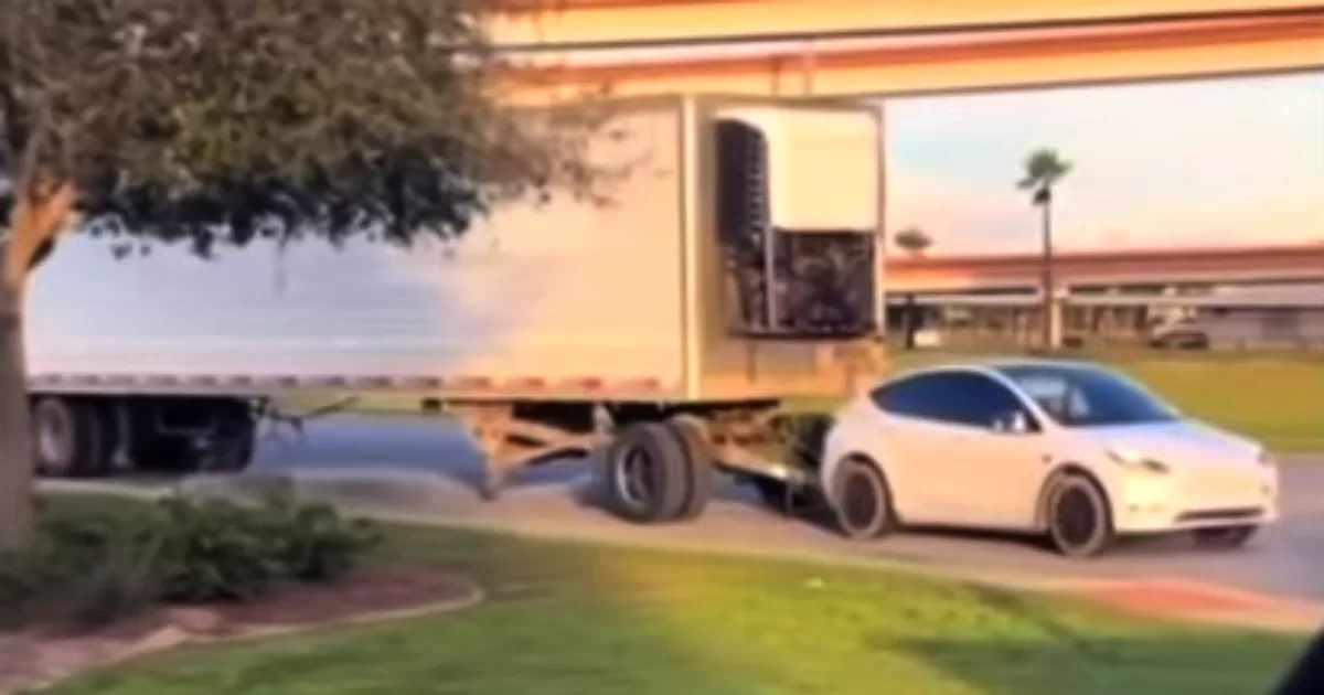 Tesla drives through Miami pulling a truck trailer
