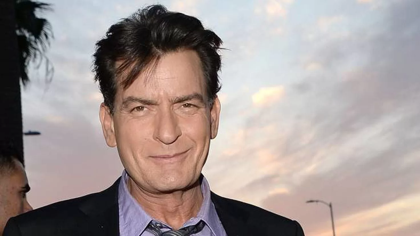 They arrest a neighbor of Charlie Sheen after breaking into his house and trying to strangle him
