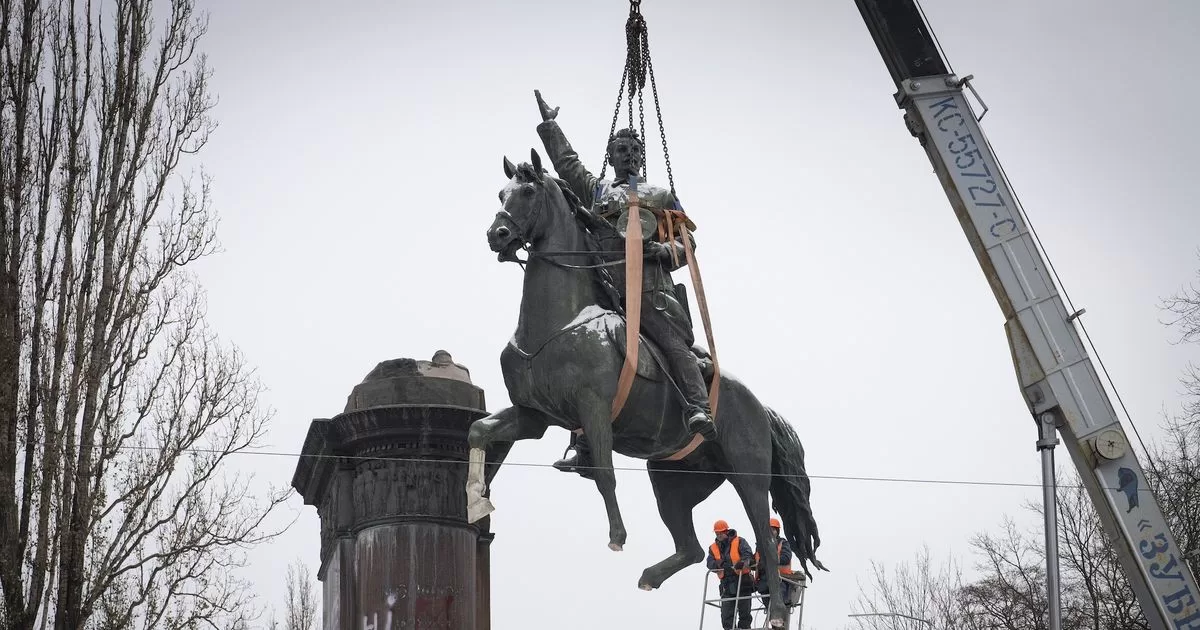 thus dismantled monument to Soviet commander
