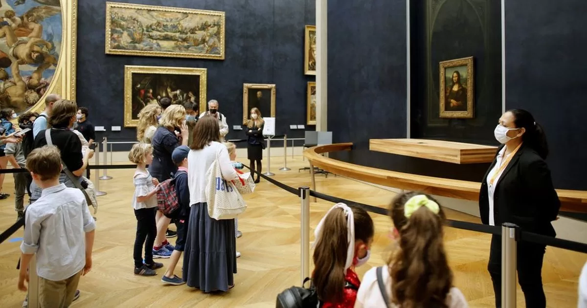 Environmental activists throw soup at the Mona Lisa
