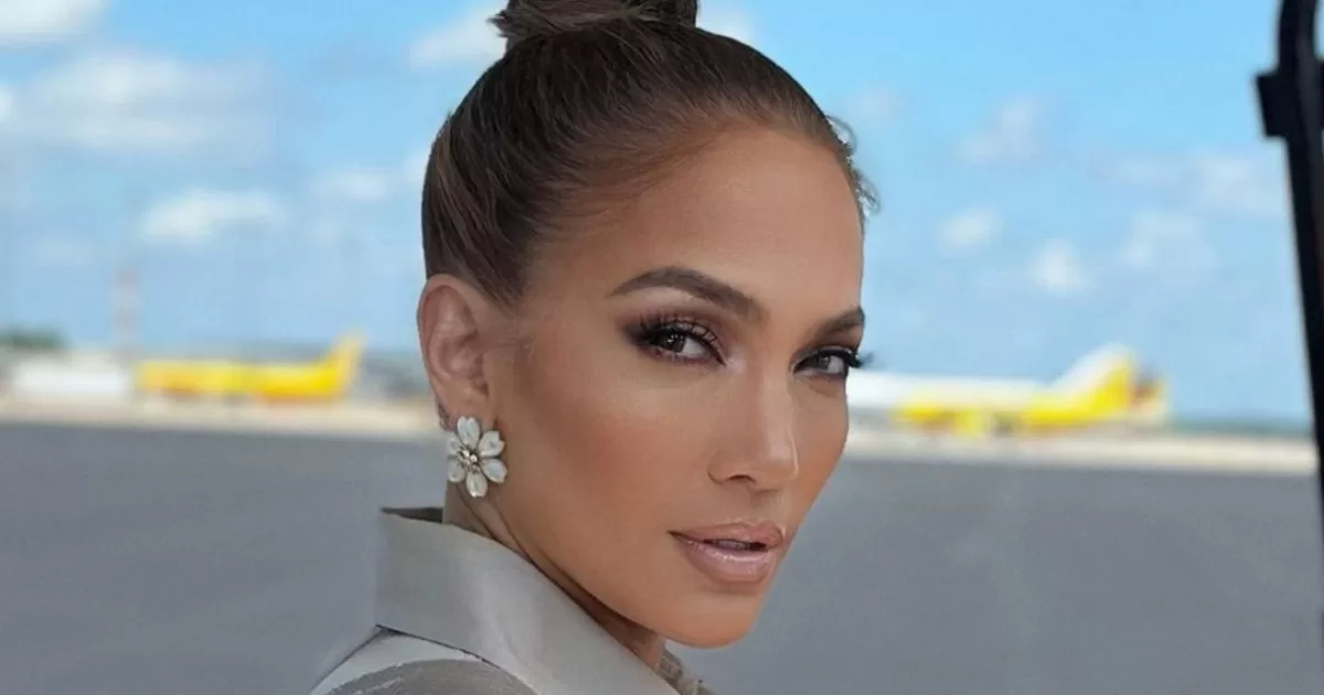 Jennifer Lopez dazzles in St. Barts showing off her defined abs in a bikini at 54 years old
