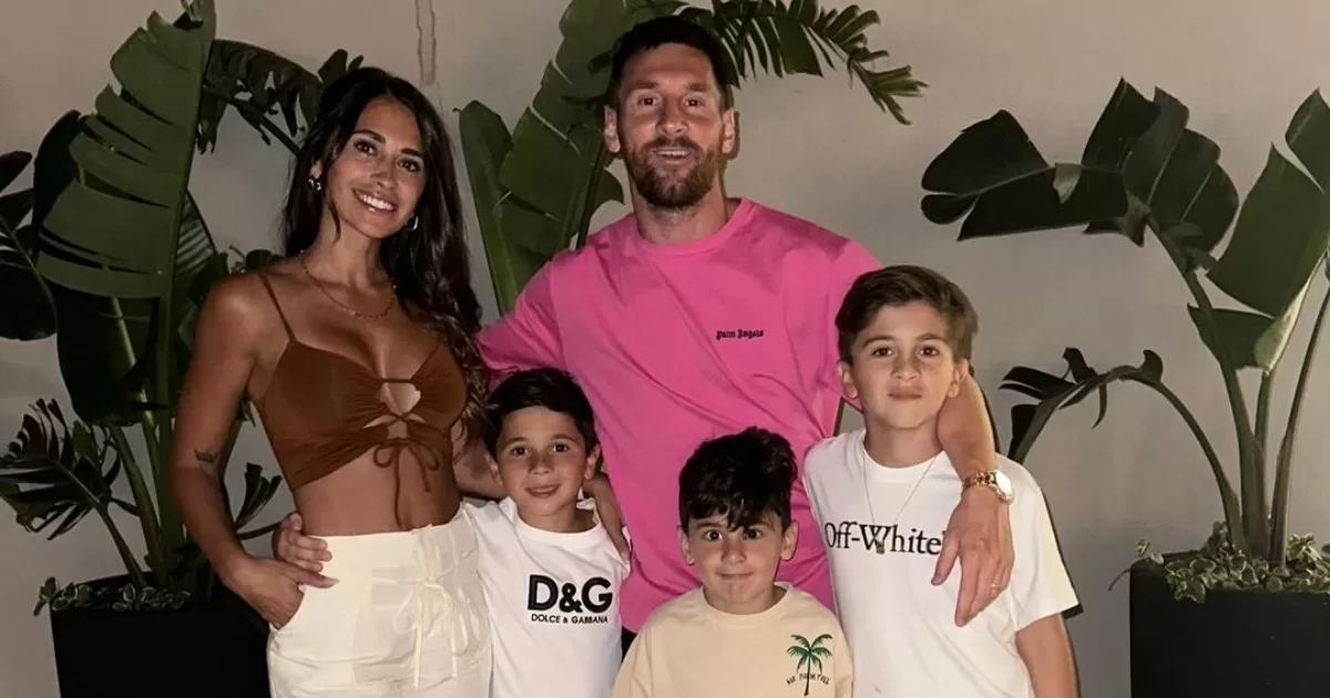 Leo Messi's family pose to receive 2024
