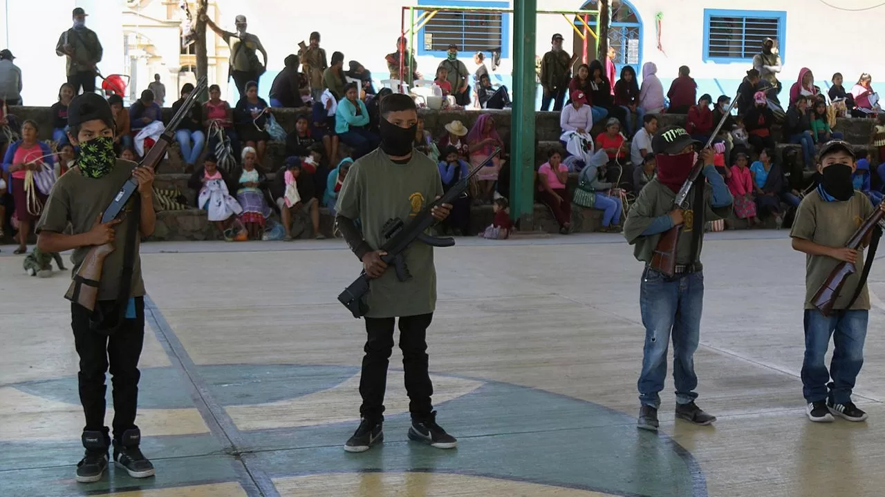 Mexico children receive weapons to defend themselves against organized crime
