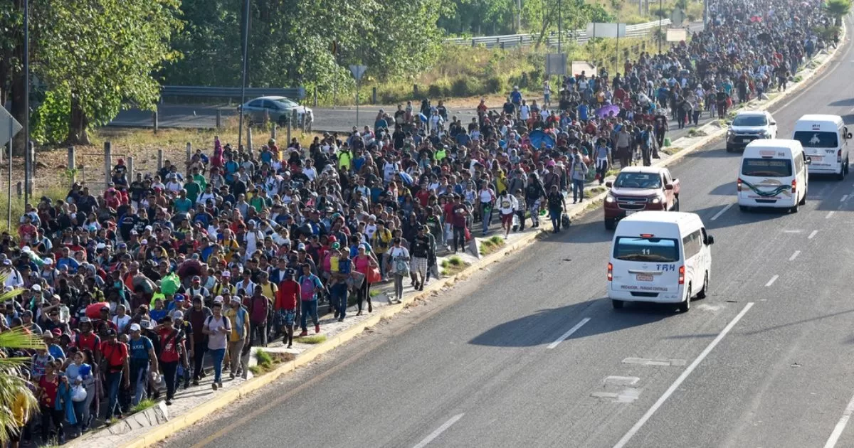Migrants denounce that they were deceived and resume the caravan
