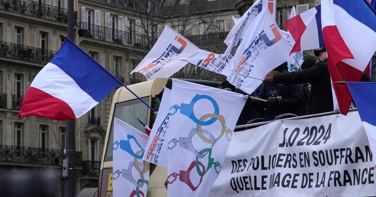 Paris police plan to receive bonuses for the Olympic Games
