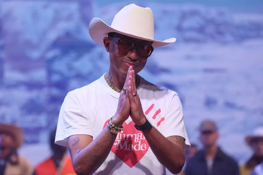 American rapper, artist and fashion designer Pharrell Williams acknowledges the applause after presenting creations for the Louis Vuitton Menswear Ready-to-wear Fall-Winter 2024/2025 collection as part of Paris Fashion Week, in Paris on the 16th. January 2024.