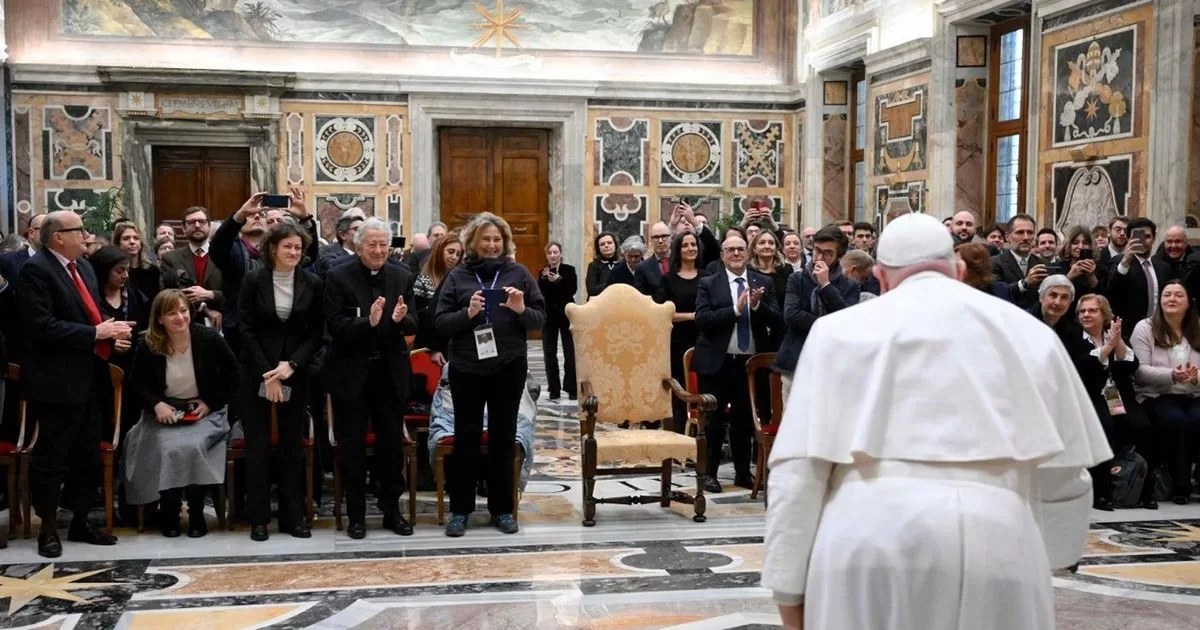Pope Francis thanks journalists for their search for the truth
