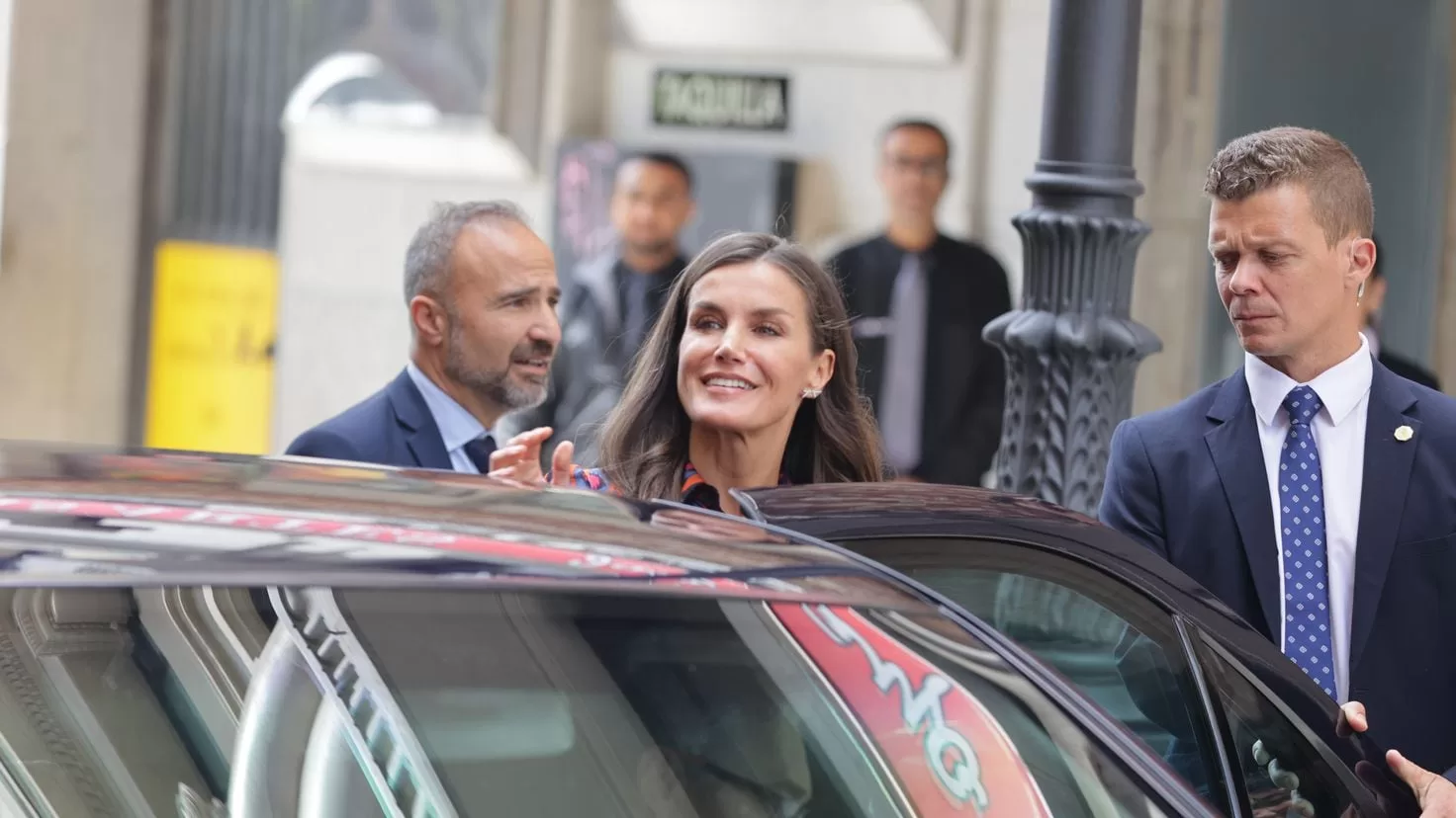 Queen Letizia goes on sales in the center of Madrid
