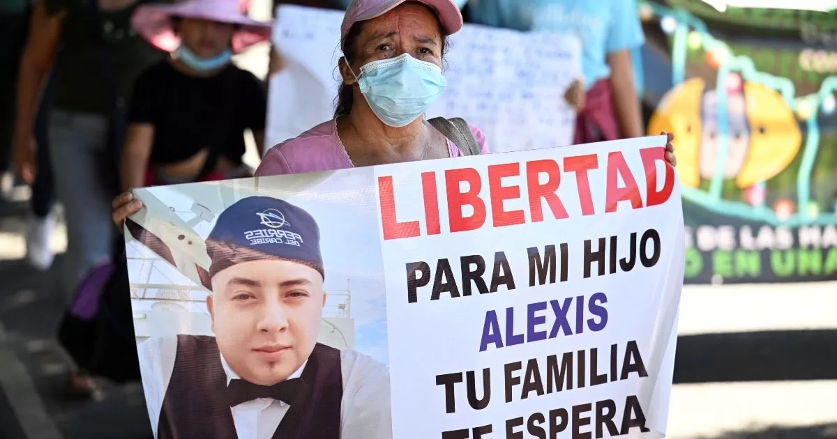 Relatives ask for alternatives for sick inmates in El Salvador
