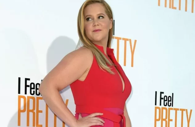 Actress Amy Schumer announces that she suffers from Cushing's syndrome
