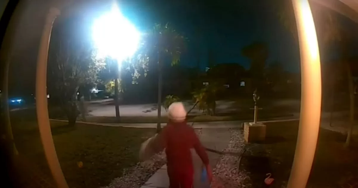 Boy steals Amazon package accompanied by his mother in Miami
