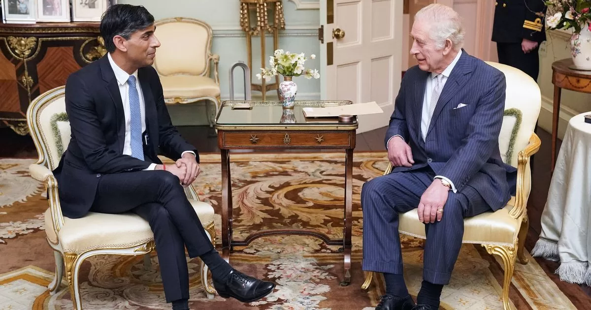 Carlos III receives the prime minister in person after cancer diagnosis
