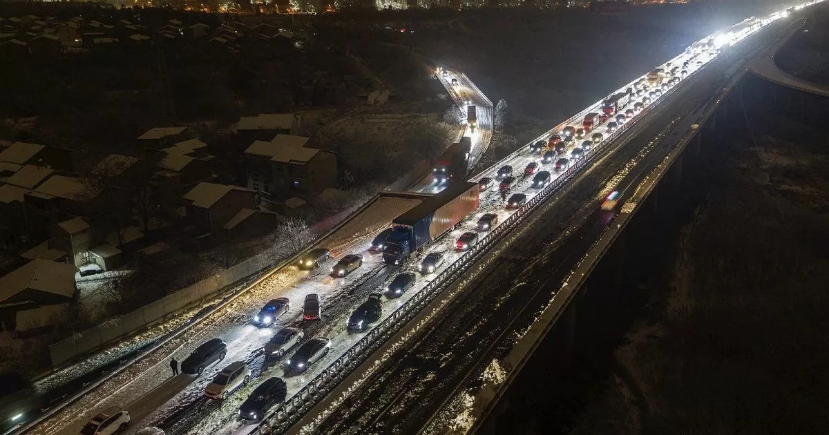 China: Thousands of cars are stranded by snow on the eve of the Lunar New Year
