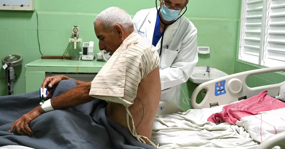 Cuba increases the salary of doctors from 21 and 56 dollars to retain them
