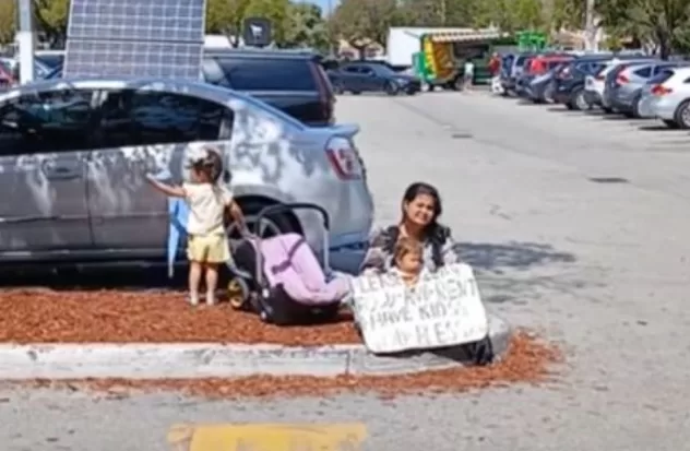 Cuban rebukes a mother who begs for alms with her children in a US parking lot: "That is child abuse"

