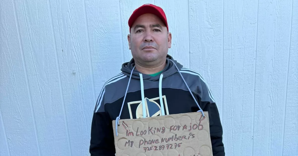 Newly arrived Cuban asks for work on the streets of Las Vegas
