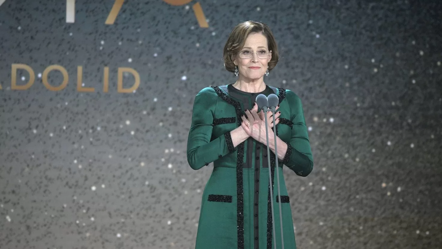 People surrender to Sigourney Weaver in X for her show of respect to the Spanish actress who dubs her
