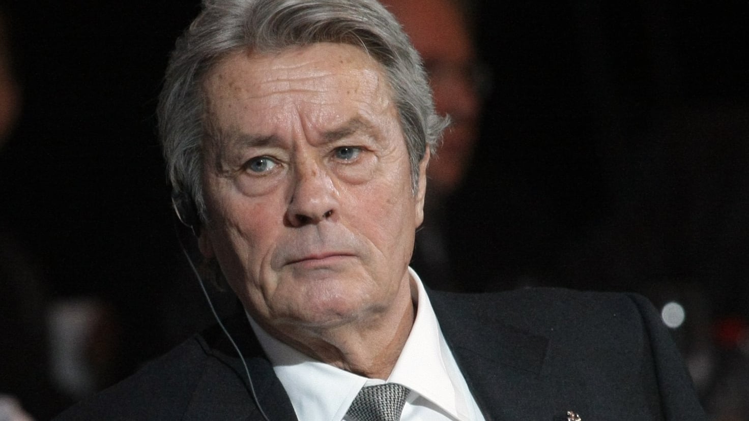 They confiscate 72 firearms from Alain Delon due to a significant suicide risk
