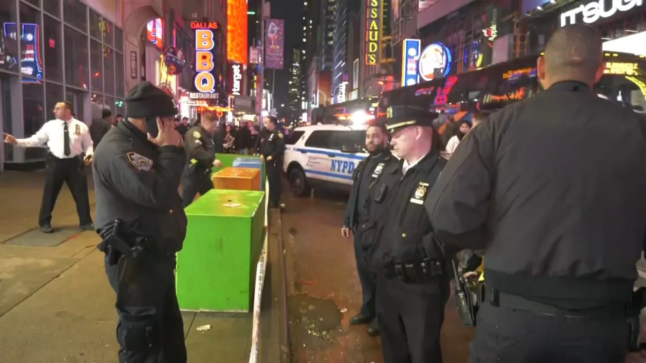 Young man stabbed and man beaten in Times Square
