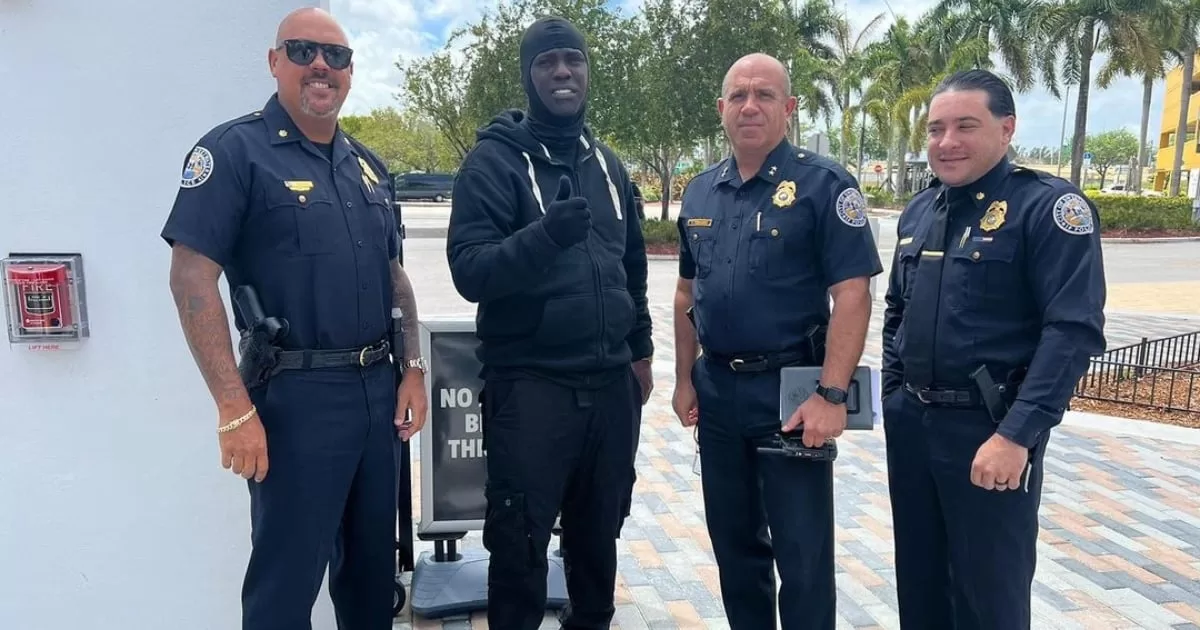 After getting out of jail, Chocolate publishes a photo on social networks with Miami police officers
