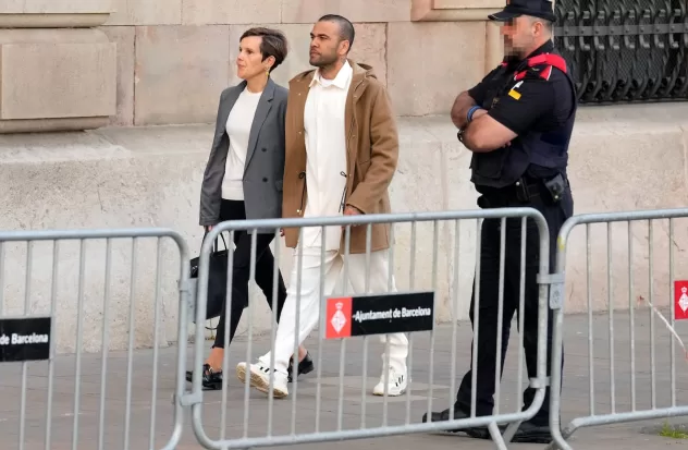 Alves goes to sign for the first time at the Barcelona Court
