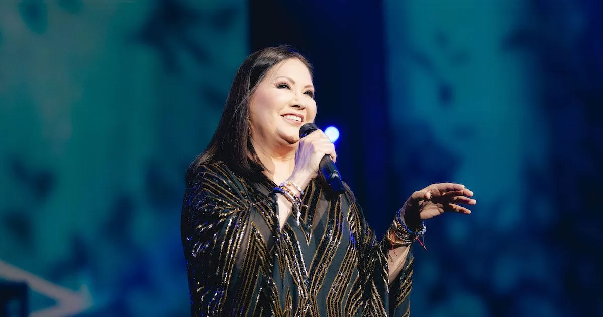 Ana Gabriel suffers respiratory problem in the middle of the concert
